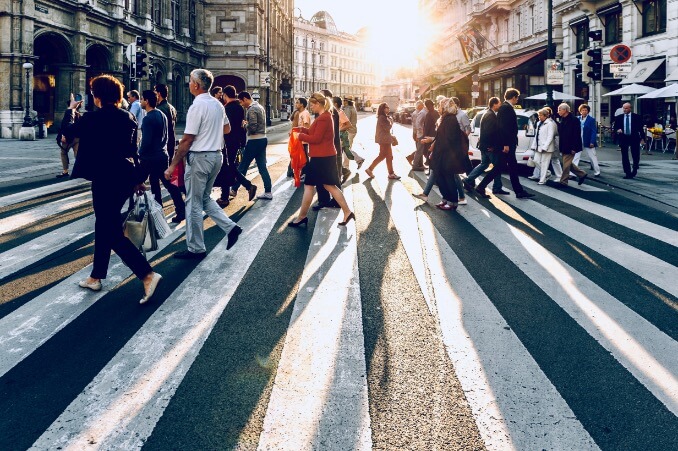 Fußgänger überqueren eine Straße in der Stadt