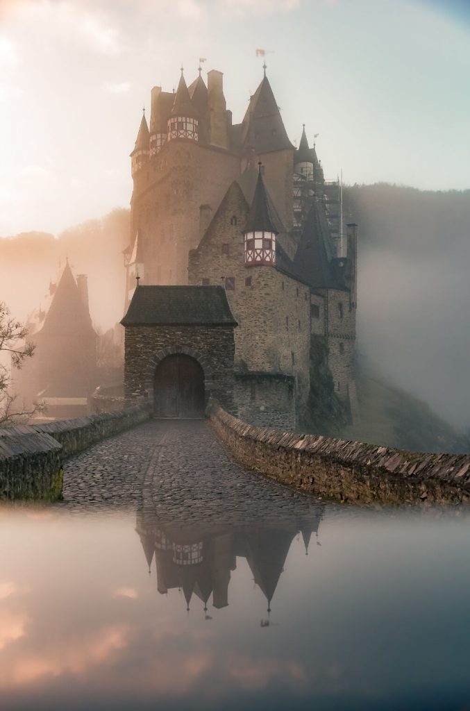 Burg im Morgennebel