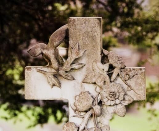 Steinernes Kreuz mit Verzierungen