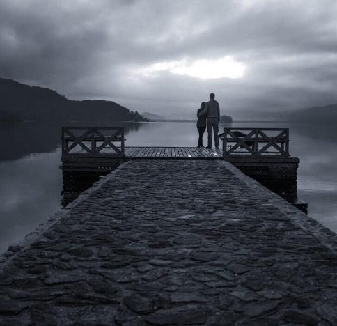 Mann und Frau auf einem Pier