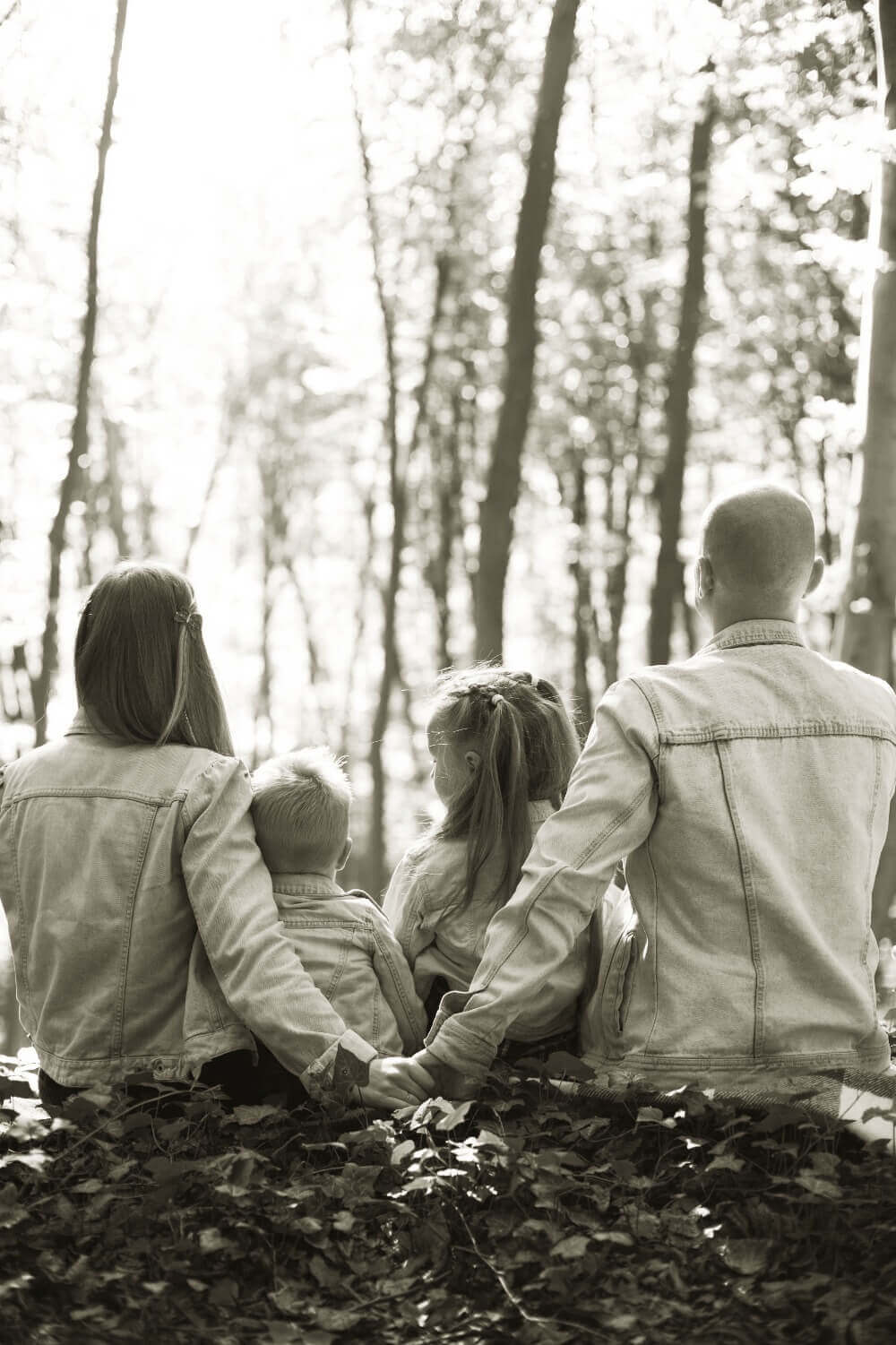 Familie sitzend im Wald