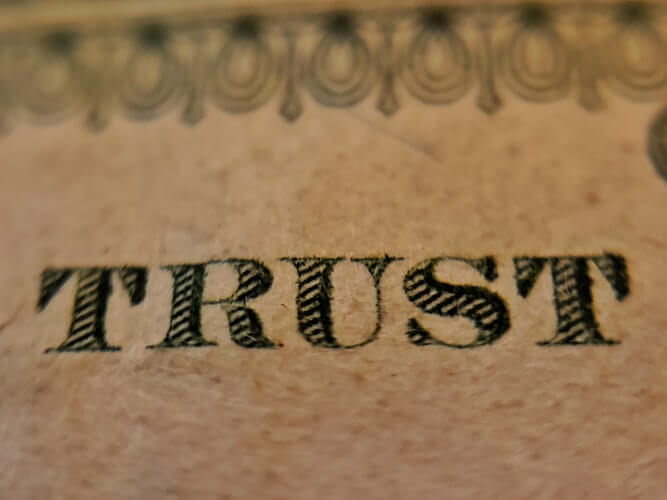 Schriftzug TRUST